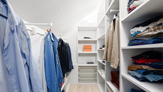 I hovedsoverommets walk-in closet kan klær og tilbehør oppbevares vel organisert.