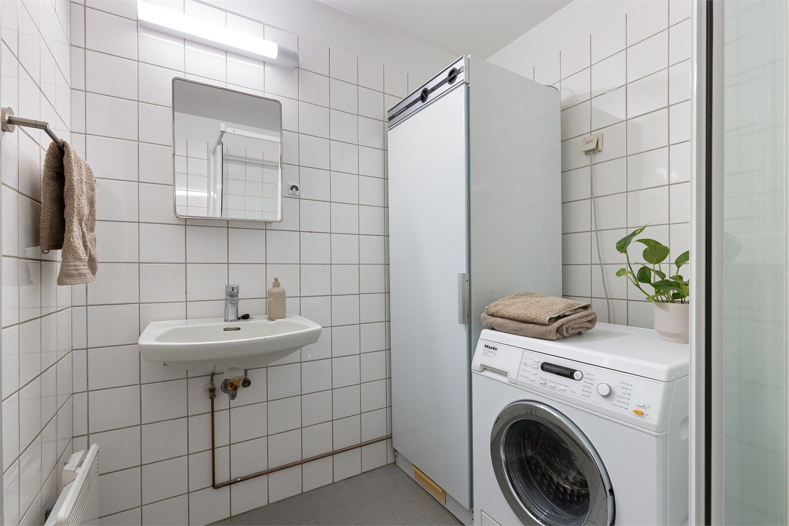 Ved oppussing av bad er det mulig å slå badet sammen med toalettrommet for å lage et funksjonelt familiebad