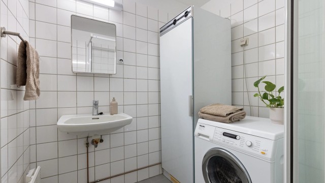 Ved oppussing av bad er det mulig å slå badet sammen med toalettrommet for å lage et funksjonelt familiebad