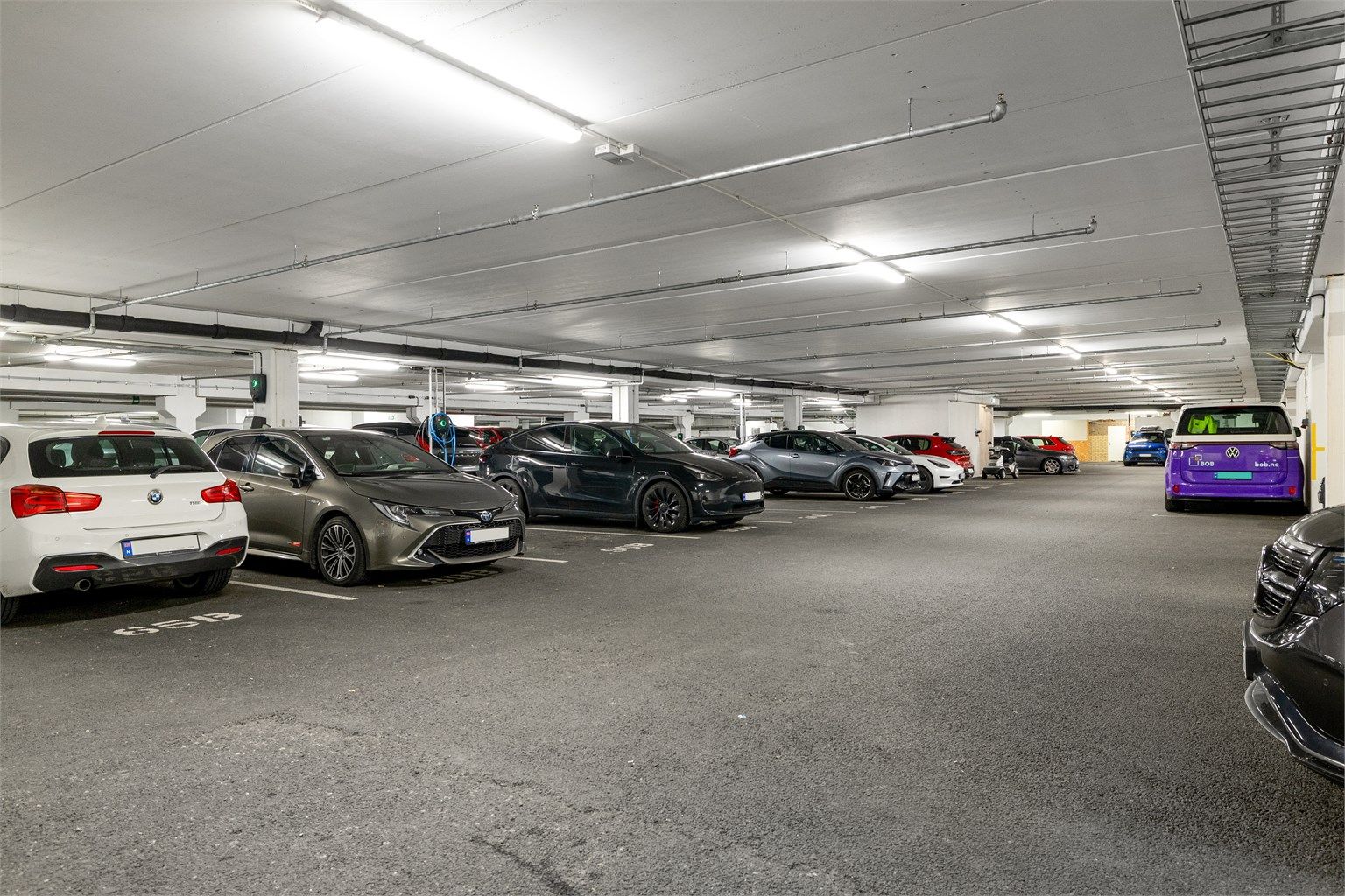 Felles underjordisk parkeringsanlegg med mulighet for leie av parkeringsplass.