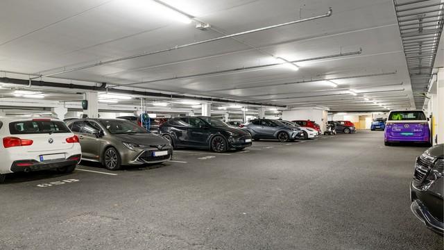 Felles underjordisk parkeringsanlegg med mulighet for leie av parkeringsplass.