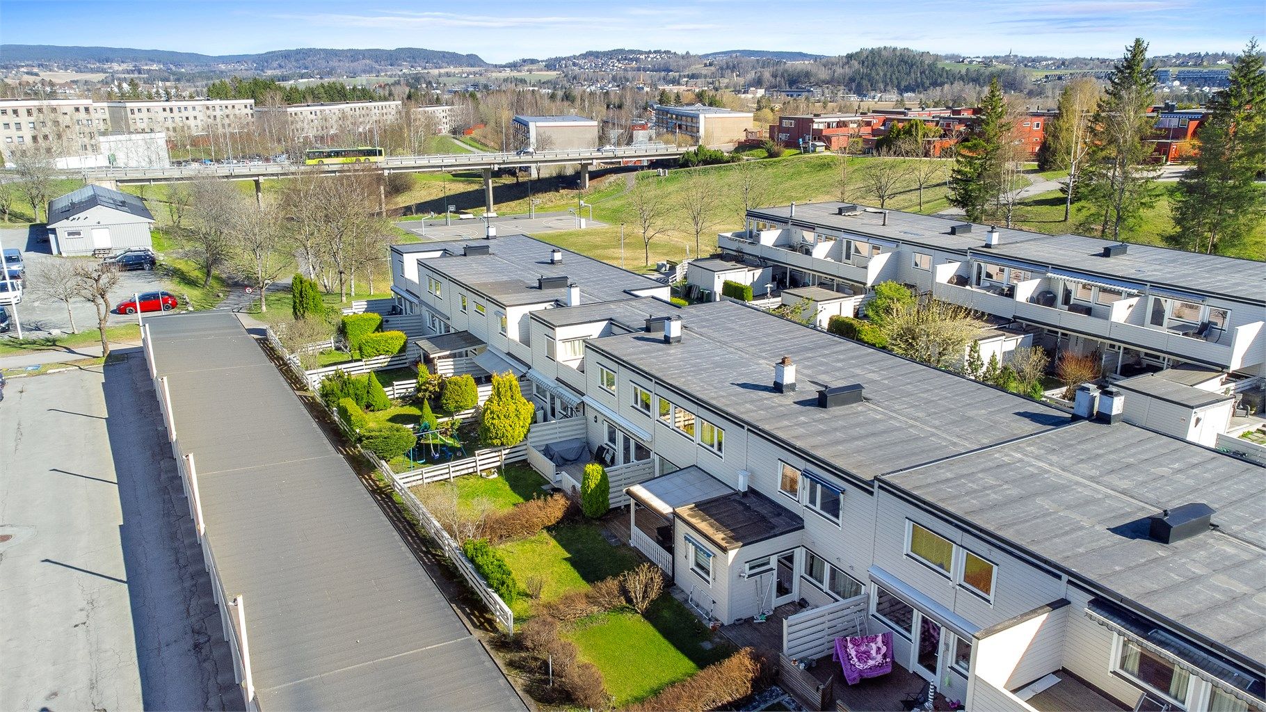 Garasjerekken ligger praktisk til i nærheten av boligene.