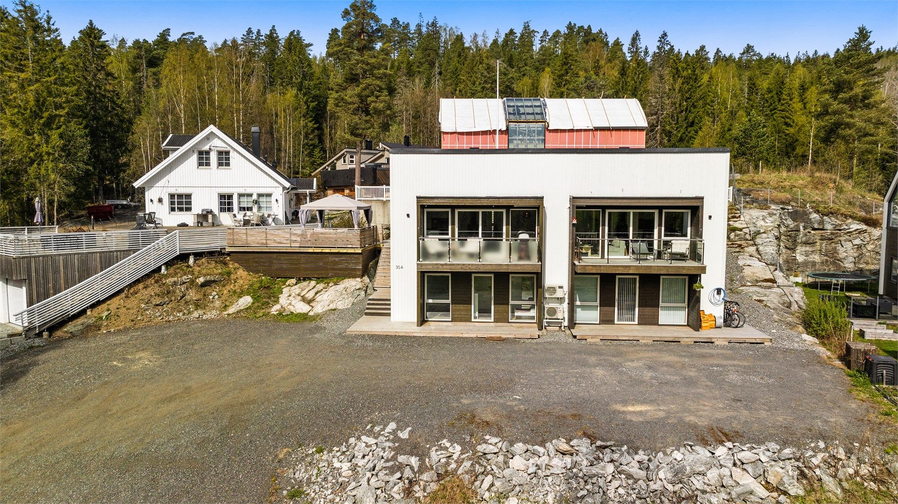 Boligen har energimerke B, som gir mulighet for grønt boliglån, og det er rikelig med biloppstillingsplasser på egen tomt.