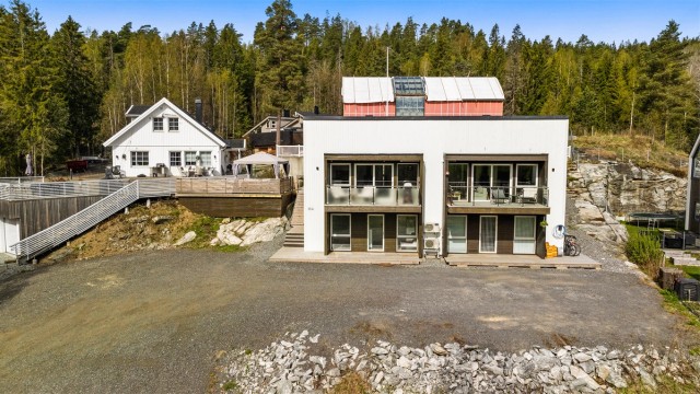 Boligen har energimerke B, som gir mulighet for grønt boliglån, og det er rikelig med biloppstillingsplasser på egen tomt.