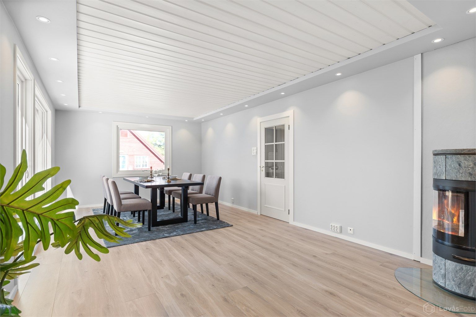 Spisestue med peisovn og utgang til vestvendt terrasse og videre til hagen