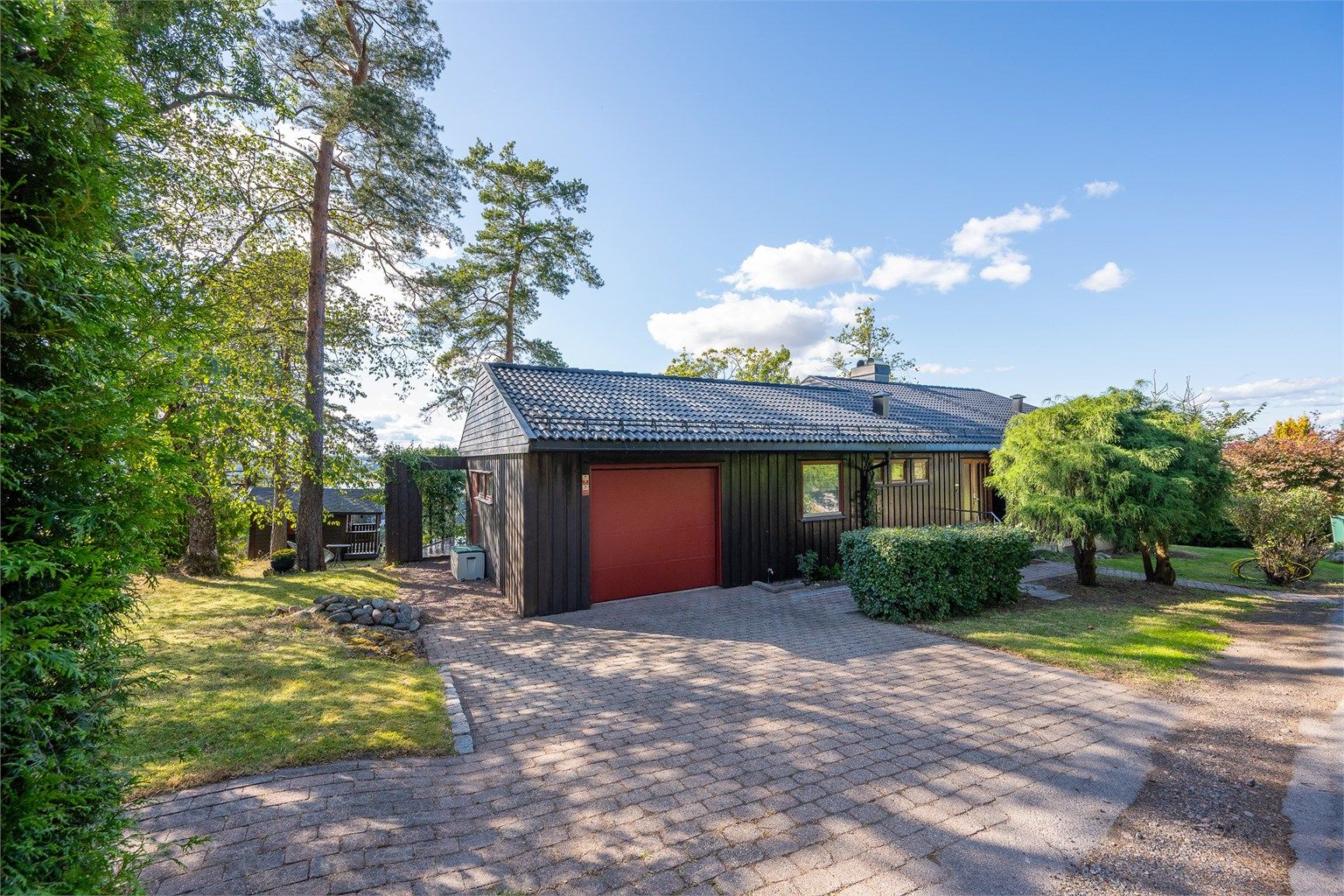 Sjarmerende og velholdt fasade med et stille og etablert bomiljø rundt.