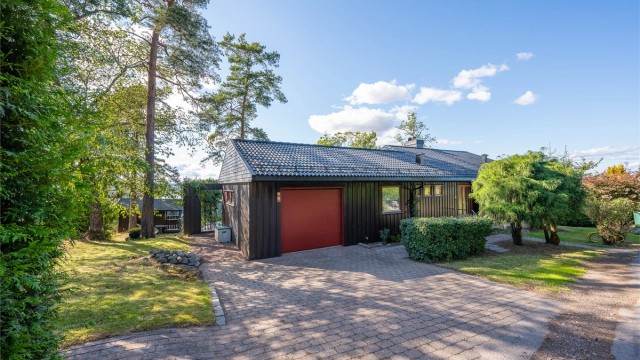 Sjarmerende og velholdt fasade med et stille og etablert bomiljø rundt.