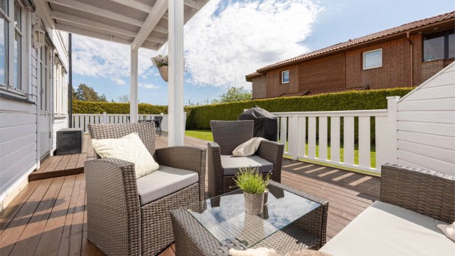 Her er det god plass til både en loungegruppe og grill.