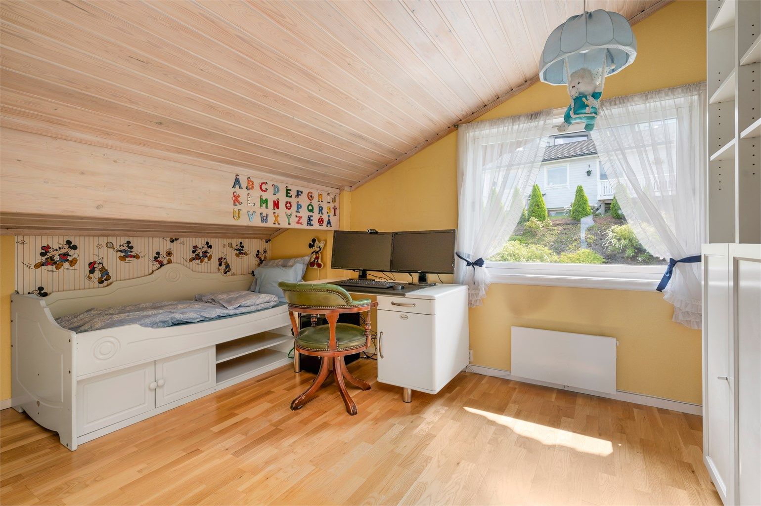 Ett av to soverom i loftsetasjen. 