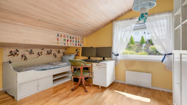 Ett av to soverom i loftsetasjen.