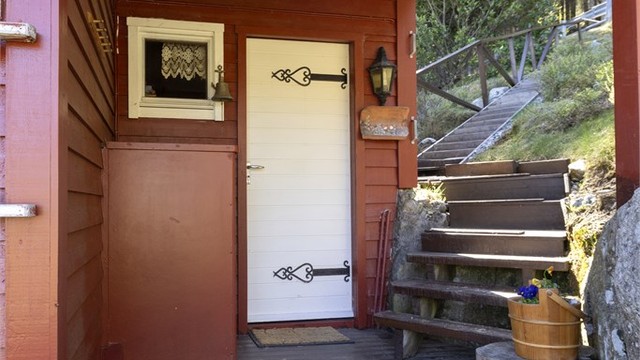 Et overbygget inngangsparti ønsker velkommen til hytta.