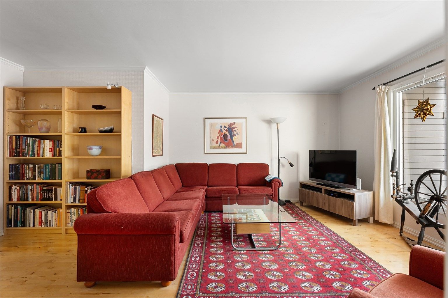 Stuen oppleves lys og luftig med gode møbleringsmuligheter