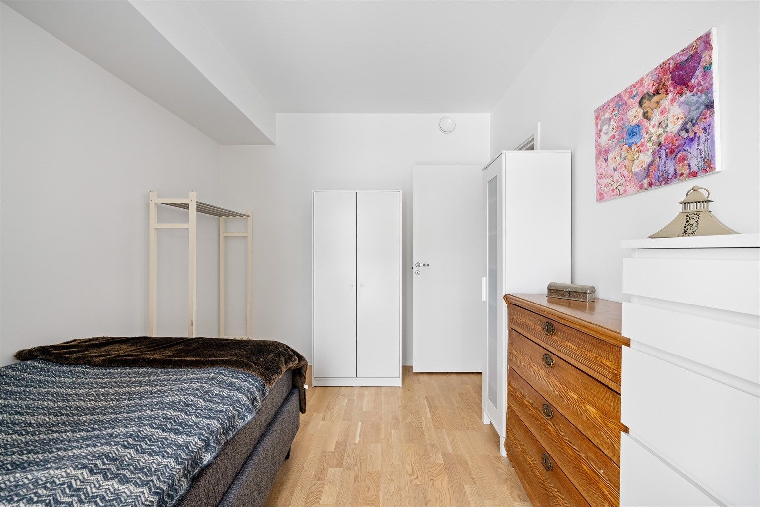 Hvite, slette innerdører gir et helhetlig og rent uttrykk.