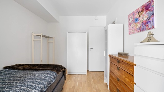 Hvite, slette innerdører gir et helhetlig og rent uttrykk.