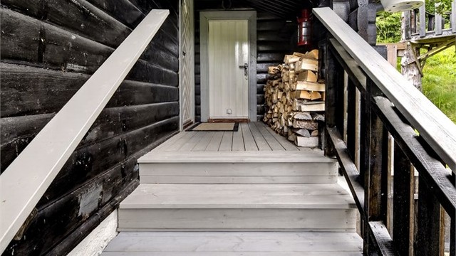 Ved inngangspartiet er det praktisk oppbevaringsplass i utvendig bod på ca 2m², som er enkelt å nå fra hoveddelen