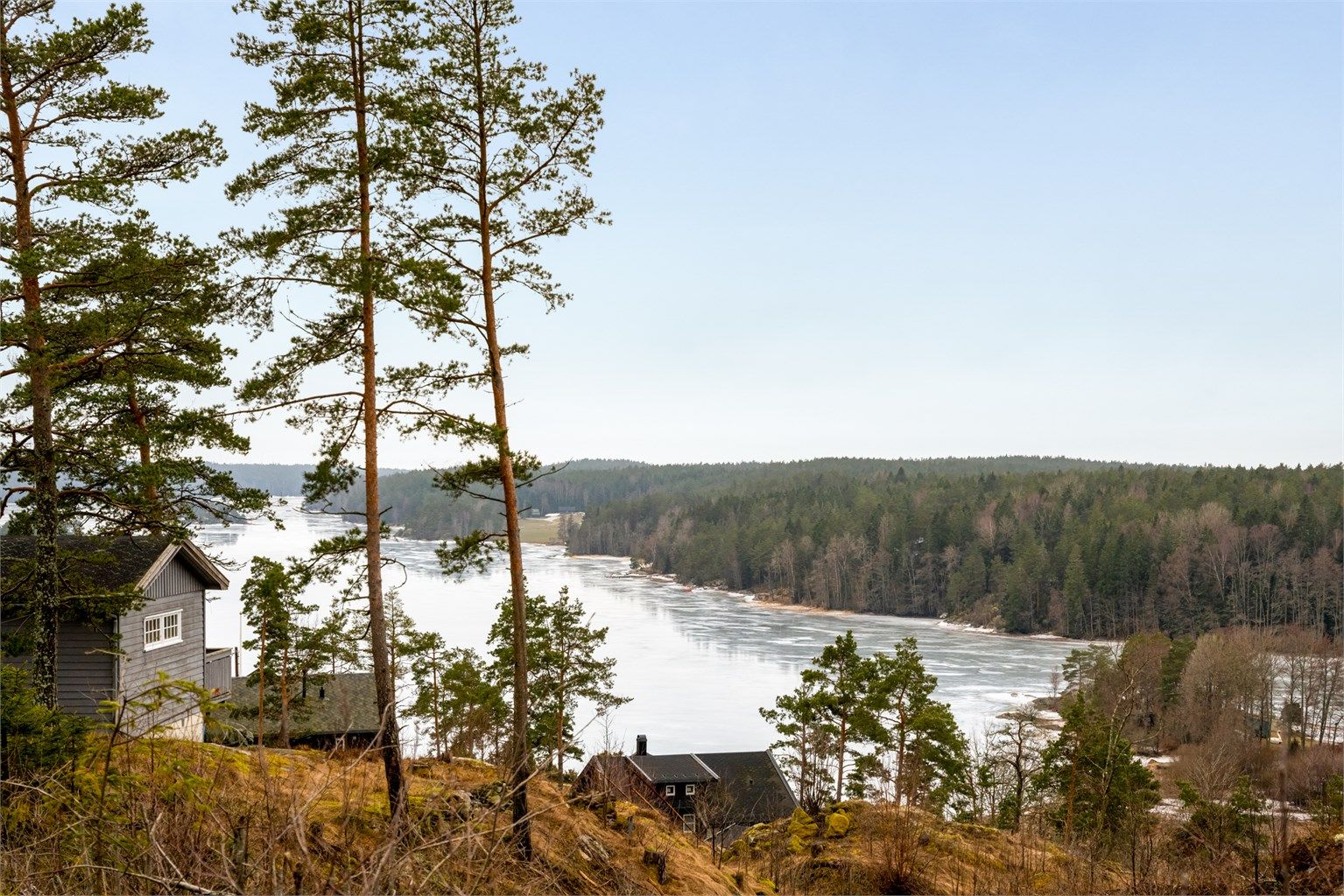 På terrassen sees vakker utsikt over Kilebukta og Vansjølandskapet omkring.