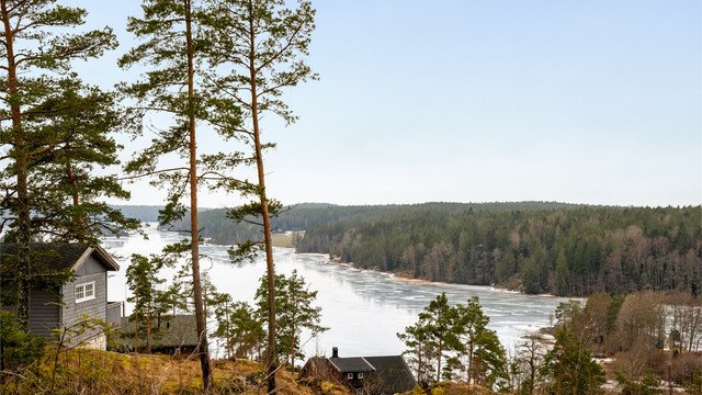 På terrassen sees vakker utsikt over Kilebukta og Vansjølandskapet omkring.