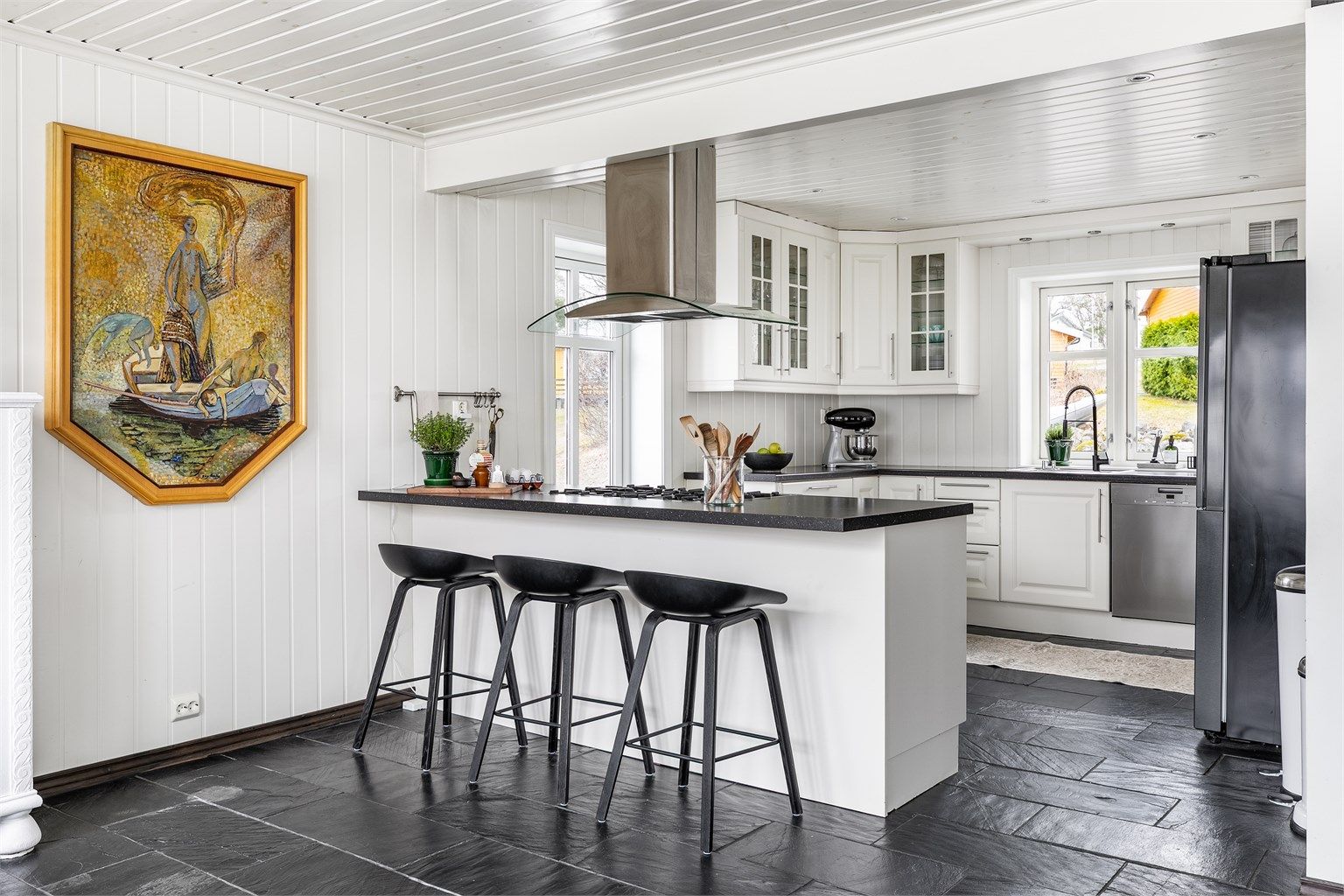 Kjøkkenets innredning er omfangsrik løsning fra byggeåret. For morgenkaffen og mindre måltider passer den smarte barløsningen perfekt.