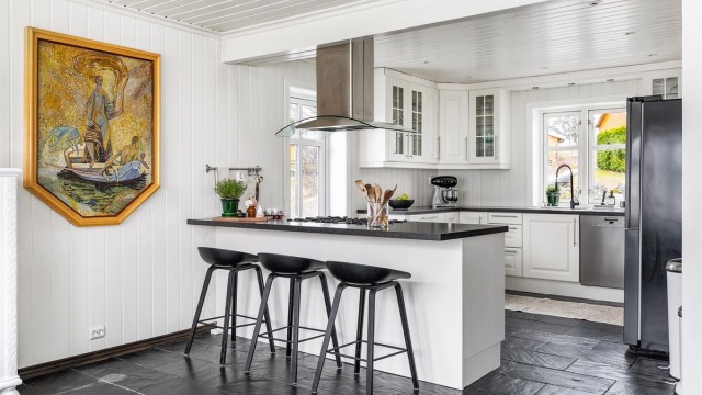 Kjøkkenets innredning er omfangsrik løsning fra byggeåret. For morgenkaffen og mindre måltider passer den smarte barløsningen perfekt.