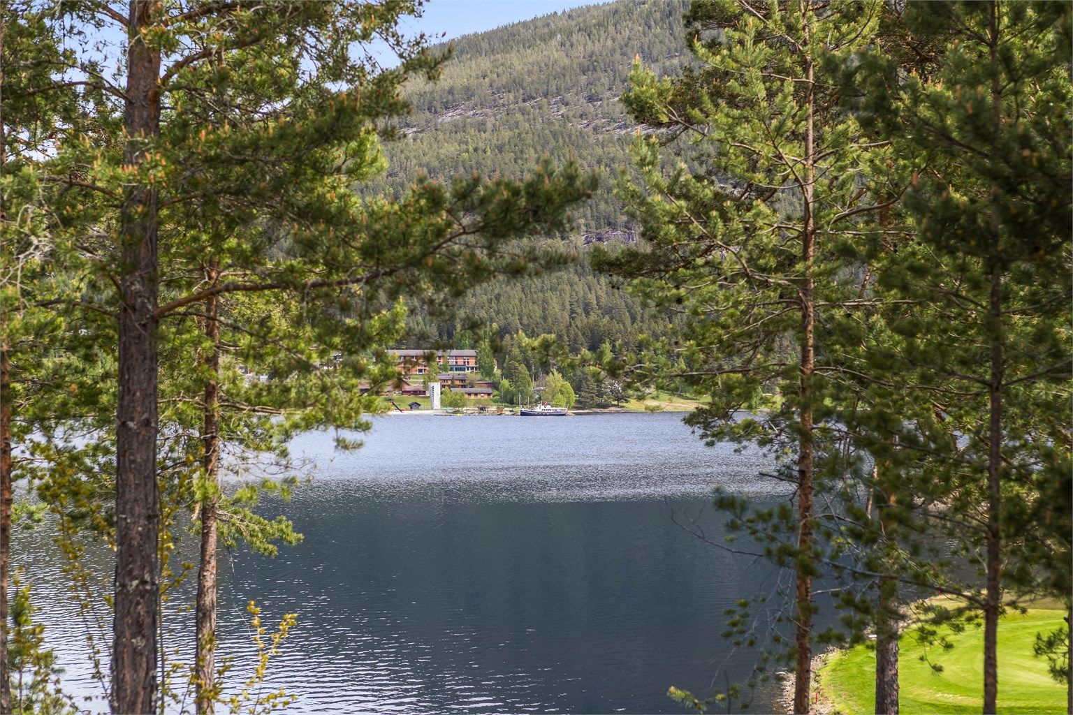 Utsikt mot Nisser, som byr på bade- og båtmuligheter.