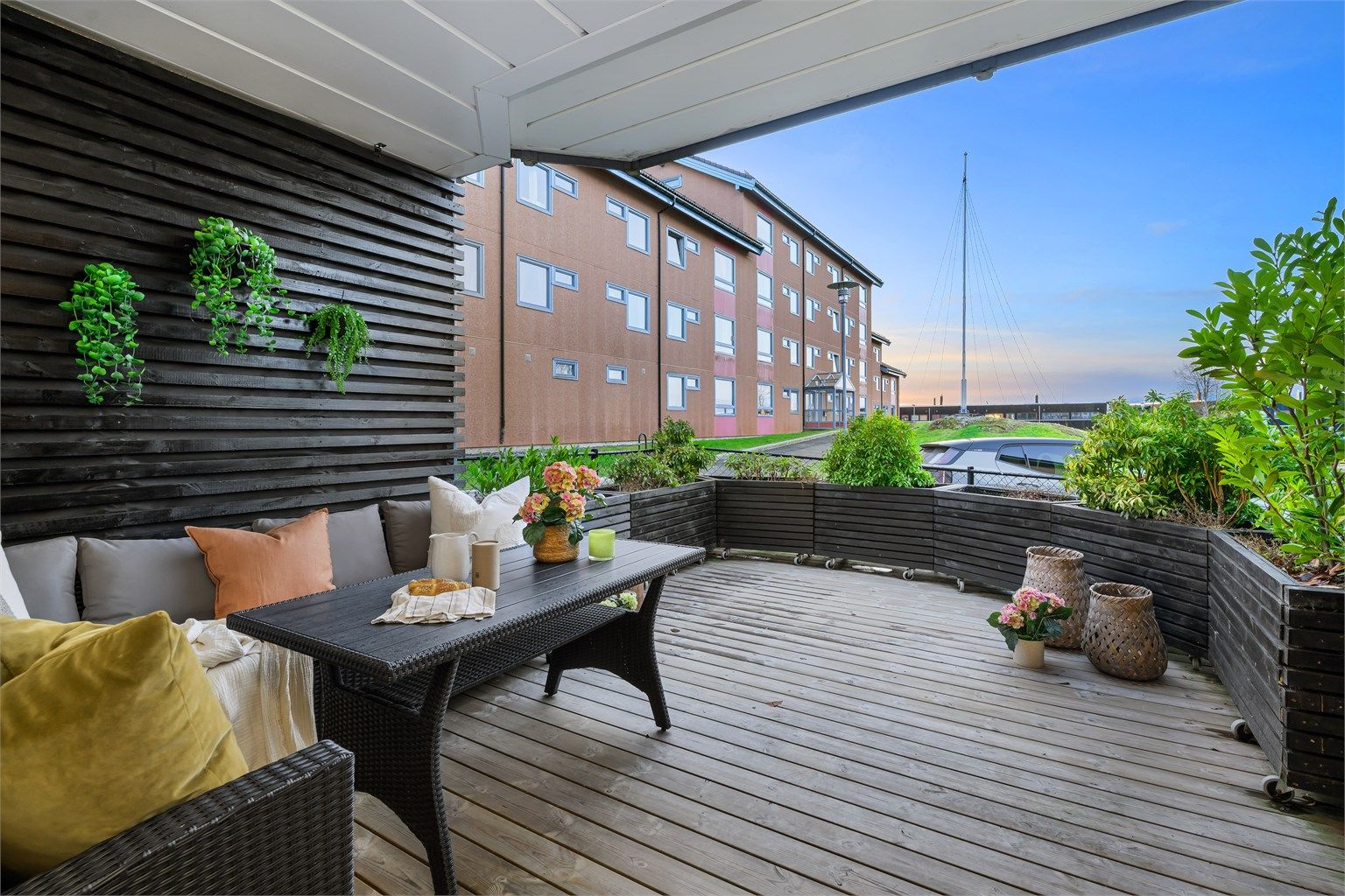 Terrassen er på hele 21 kvm med god plass til sittegruppe