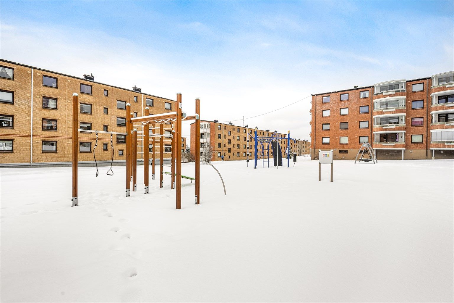 Fellesområdene er opparbeidet med lekeapparater og sittebenker for beboerne.