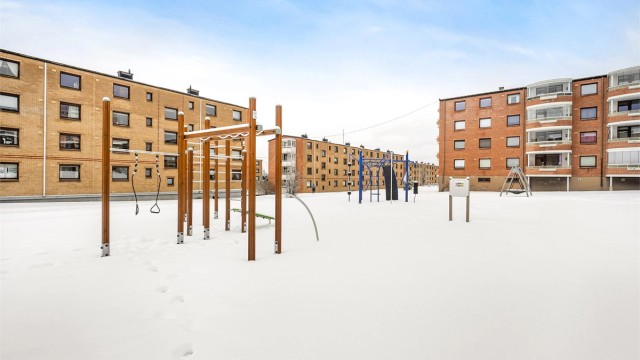 Fellesområdene er opparbeidet med lekeapparater og sittebenker for beboerne.