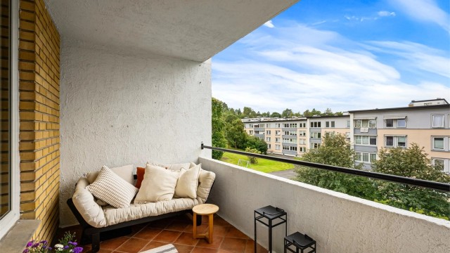 Balkongen har gode solforhold og blir en naturlig forlengelse av stuen i sommerhalvåret