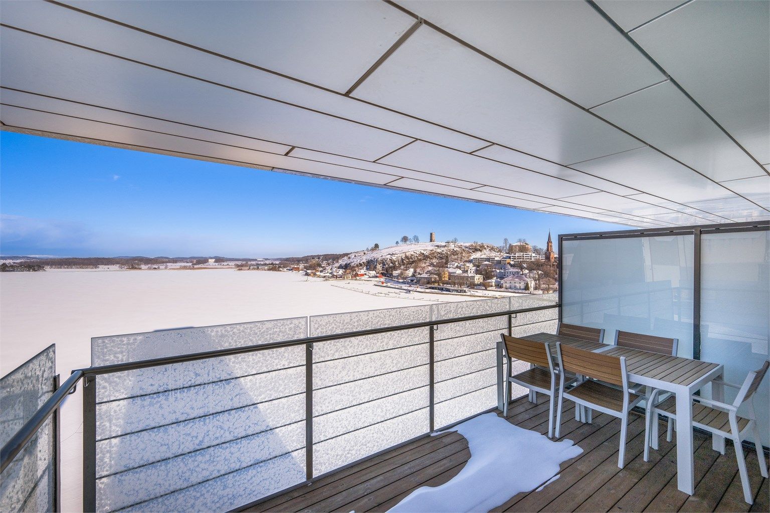 Fra stuen kan du ta deg ut til en hyggelig balkong med god plass til utemøblement og en fantastisk sjøutsikt!
