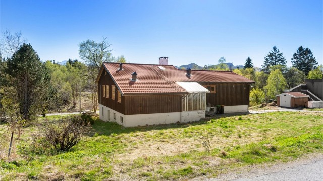 Fasade og deler av tomten mot nord