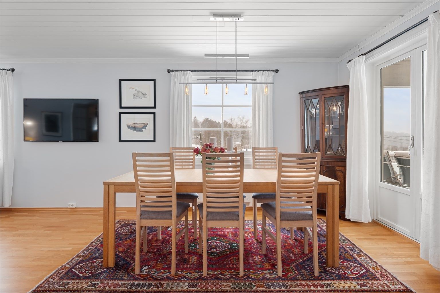Fra spisestuen er det direkte utgang til en stor, delvis overbygget terrasse på 40 m².