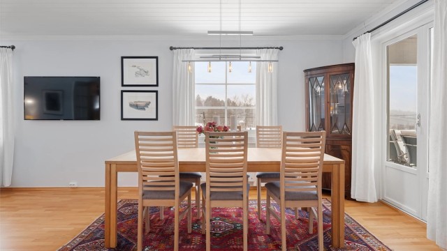 Fra spisestuen er det direkte utgang til en stor, delvis overbygget terrasse på 40 m².