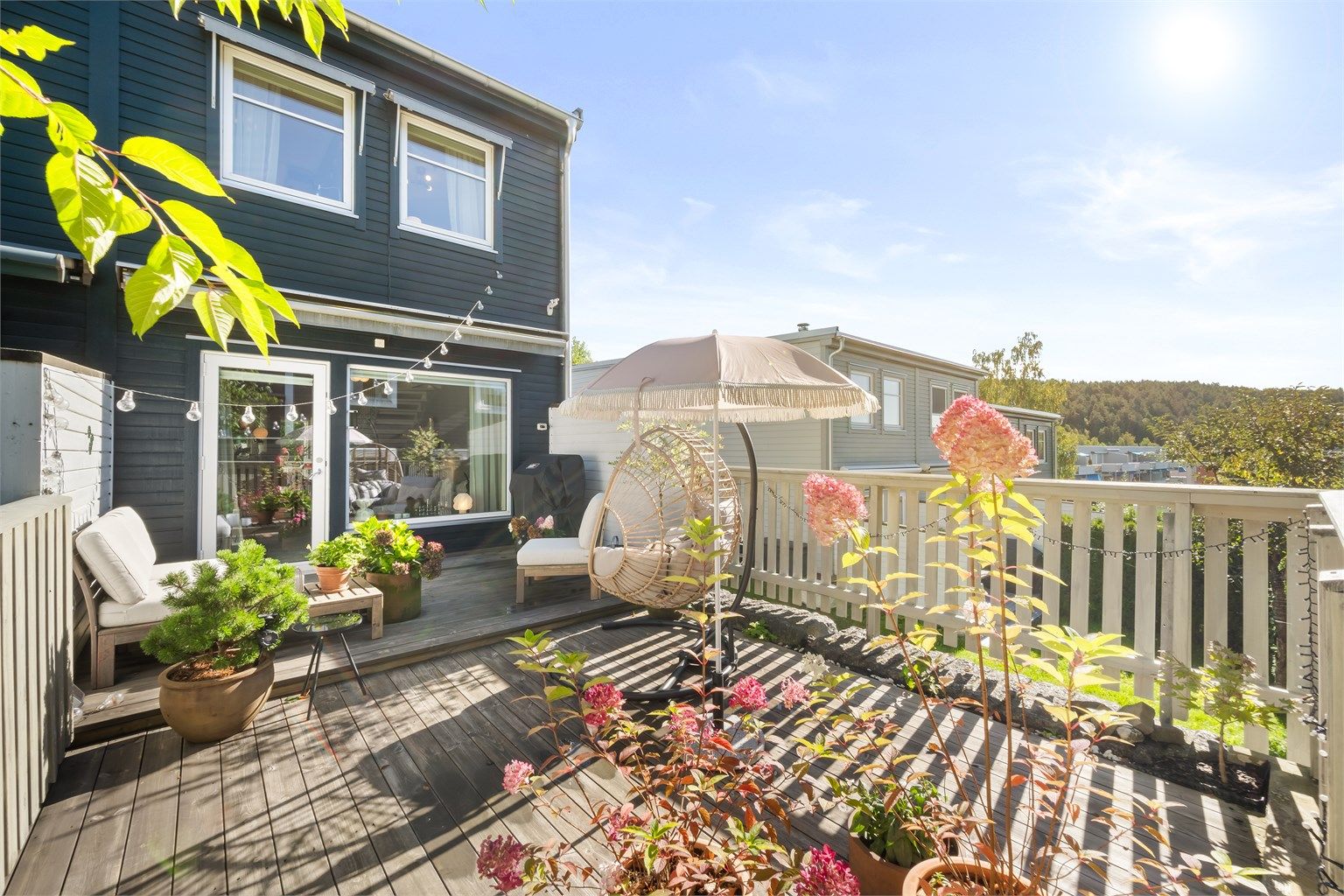 Velkommen til tiltalende og familievennlig enderekkehus fra 2013 over to plan i Skullerudbakken 98!