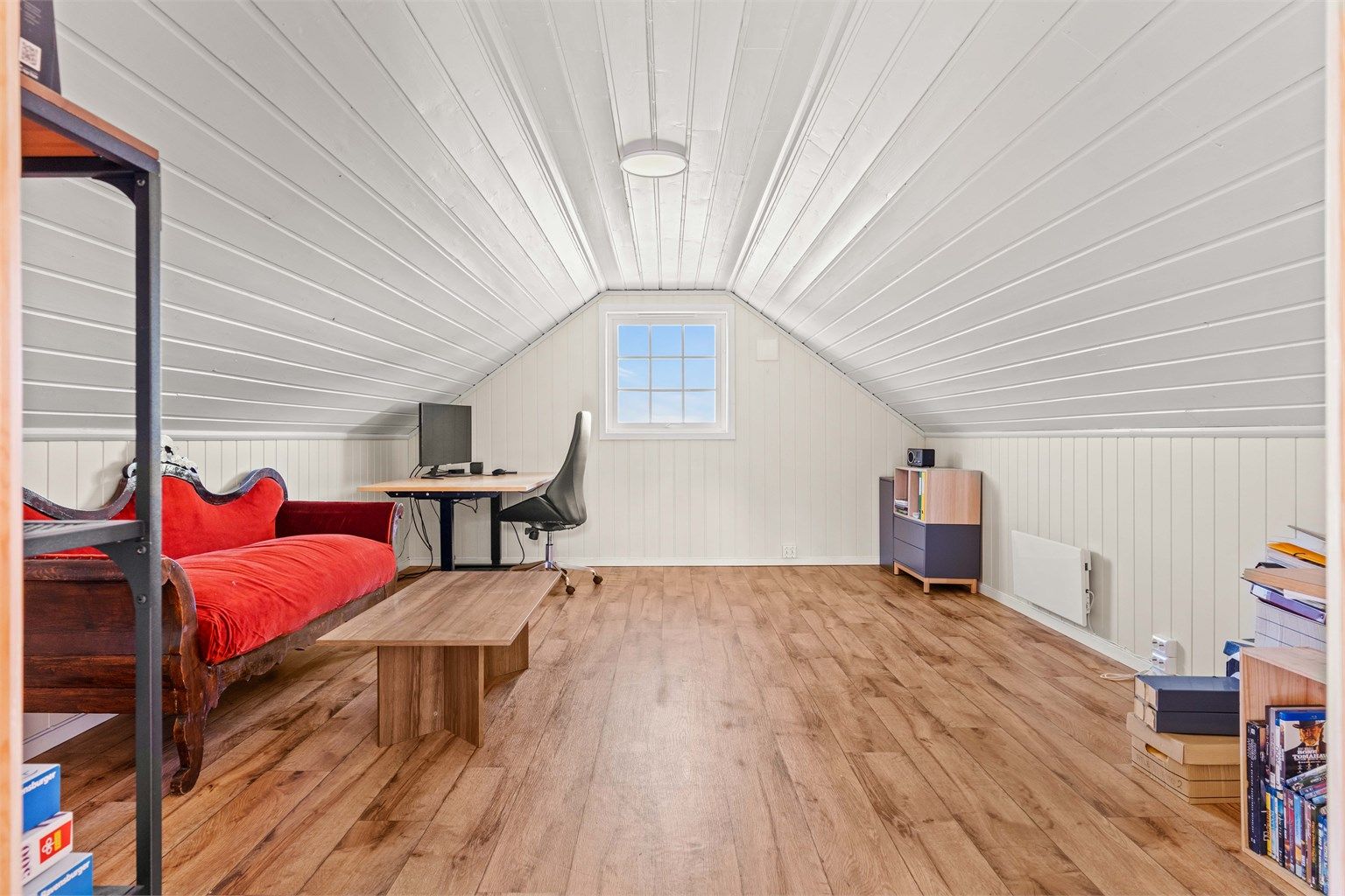 Garasjen har et romslig, innredet loft som gir ekstra lagringsplass eller et hobbyrom.