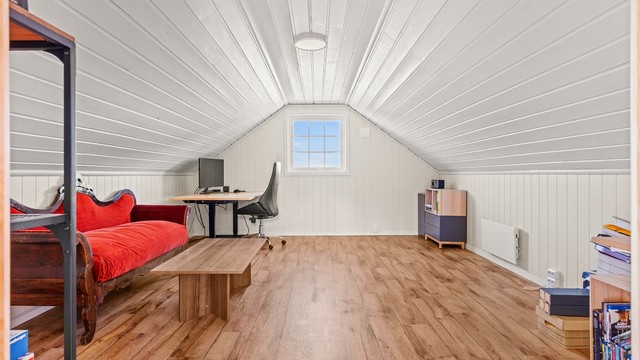 Garasjen har et romslig, innredet loft som gir ekstra lagringsplass eller et hobbyrom.