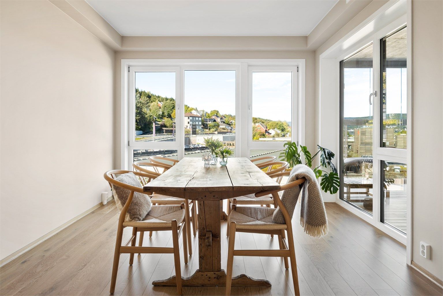 God plass til et langt spisebord og mange gjester