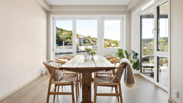 God plass til et langt spisebord og mange gjester