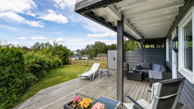 Det er langstrakt utsikt å se også fra terrassen i hagen. Plater hindrer drypp fra balkongen over om det regner.