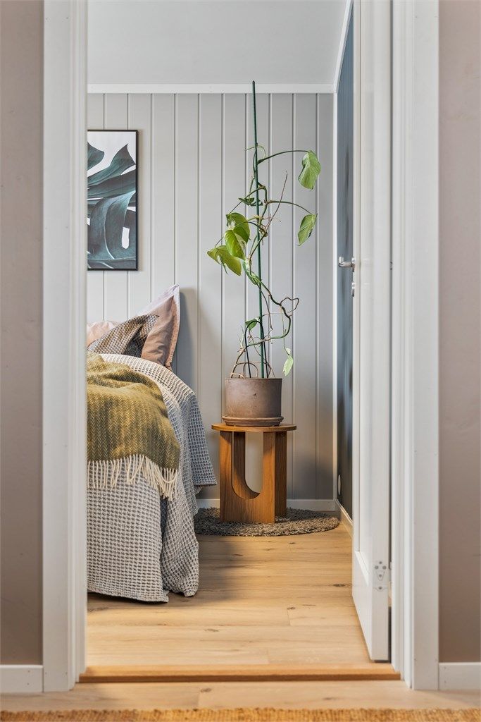 Fra entréen er det adkomst til det ene soverommet i boligen.