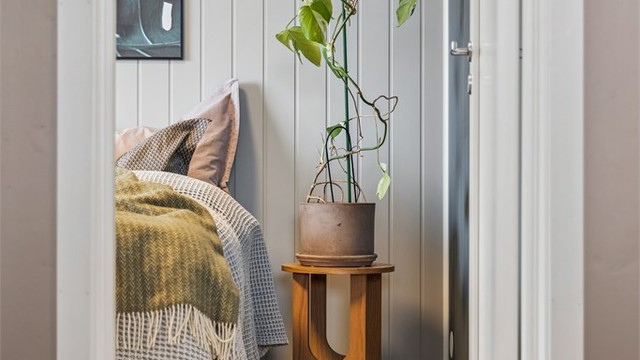 Fra entréen er det adkomst til det ene soverommet i boligen.