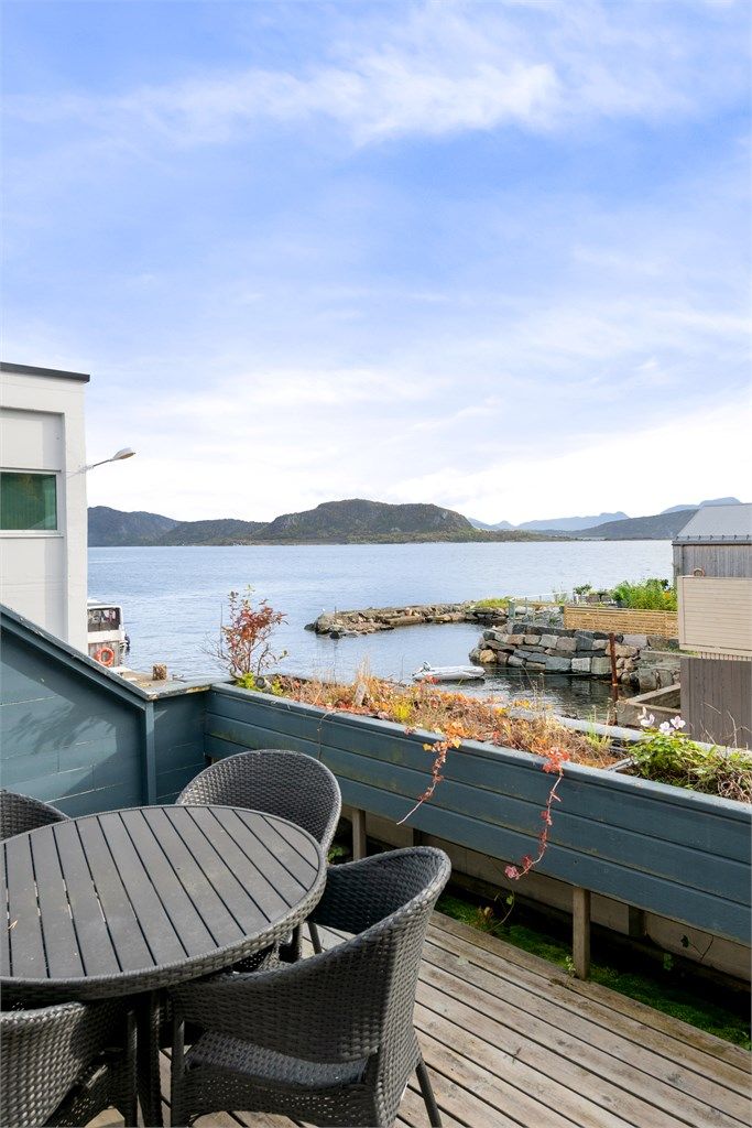 Flott utsikt fra terrassen i hovedetasjen