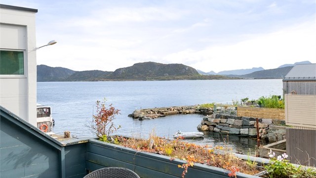 Flott utsikt fra terrassen i hovedetasjen
