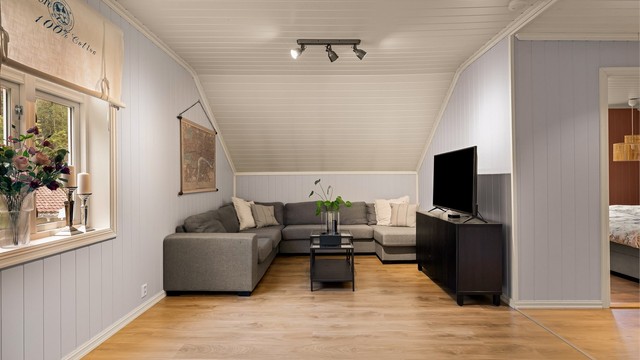 Den romlige loftstuen er selgers favorittrom. Det har blitt familiens samlinsgsted og brukes både til lek og hvile.