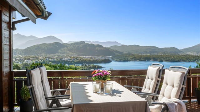 Terrasse med praktfull utsikt mot fjord og fjell