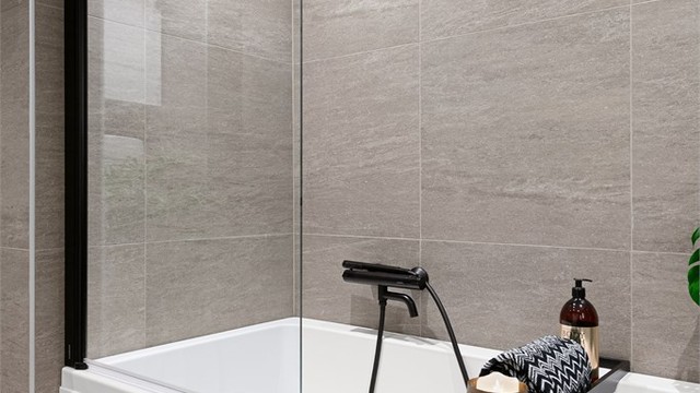 Badekar med dusjvegg gir fleksibilitet i hverdagen.