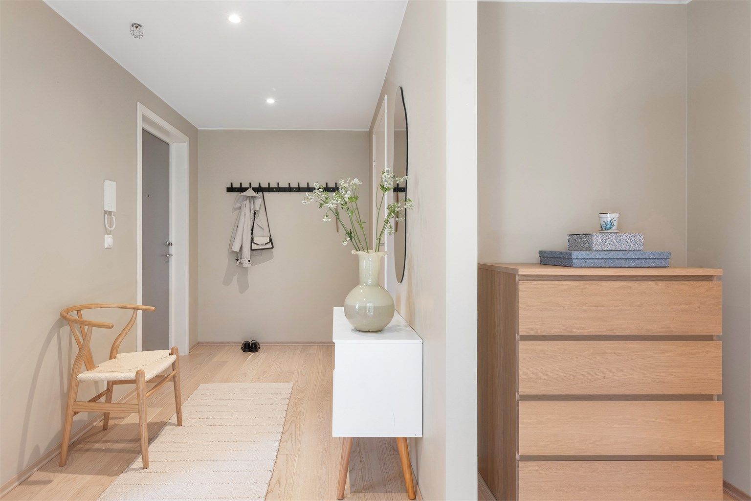 Innbydende entré med plass til garderobeløsninger. Downlights i taket gir god belysning.