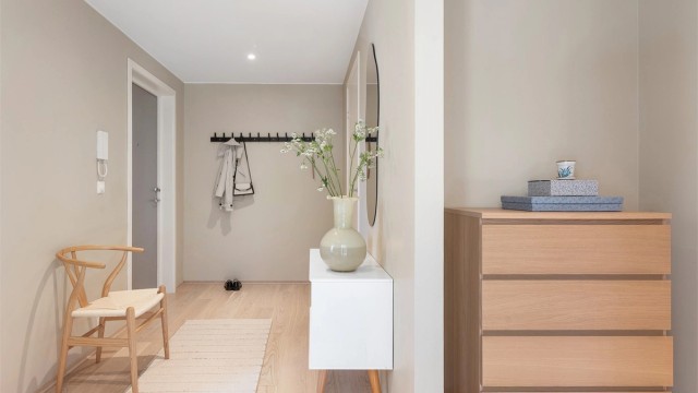 Innbydende entré med plass til garderobeløsninger. Downlights i taket gir god belysning.