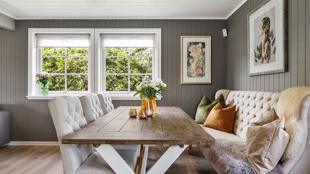 Spisestuen har god plass til å samle familie og venner.