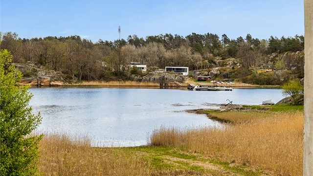 Her kan du koble av og nyte late sommerdager borte fra byens kjas og mas. På Storholmen finner du gode og trygge bade-, og fiskemuligheter er rett utenfor stuedøren.