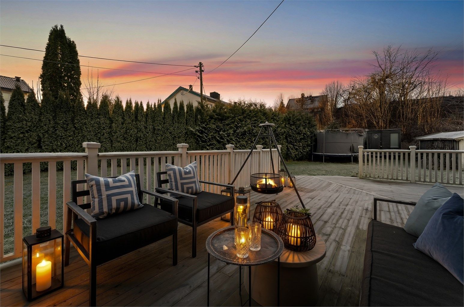 Eiendommen ligger også meget sentralt til det aller meste av ønskelige fasiliteter. Det er gåavstand til t-bane/buss, Nadderud idrett, Bekkestua sentrum, Østerås senter og en rekke skole- og barnehagetilbud